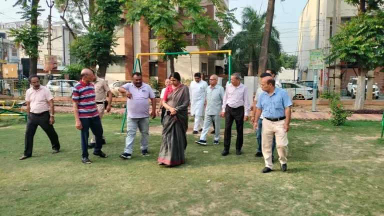मेयर बहमनी ने पार्कों व सामुदायिक केंद्र का किया निरीक्षण