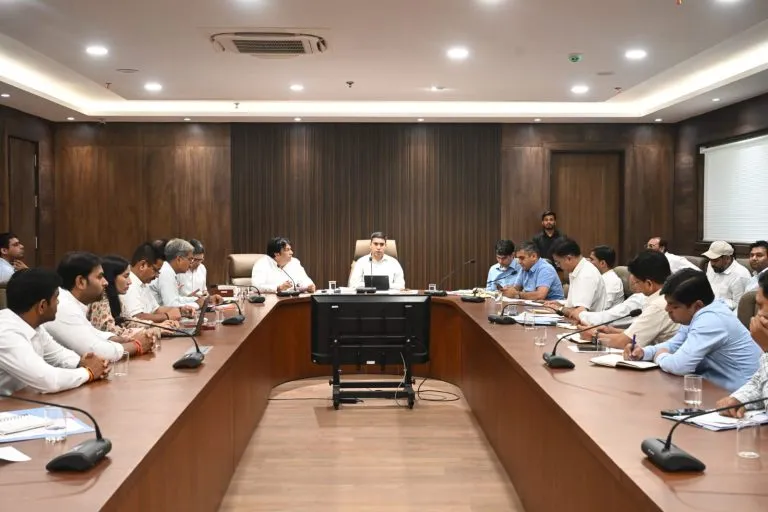 विधायक मुकेश ने सीवरेज, ड्रेनेज सफाई समेत कई मुद्दों पर निगमायुक्त और अधिकारियों से की चर्चा